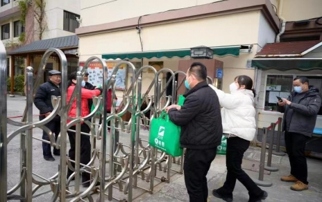 一份情驅(qū)散嚴(yán)寒，一片心常駐公益